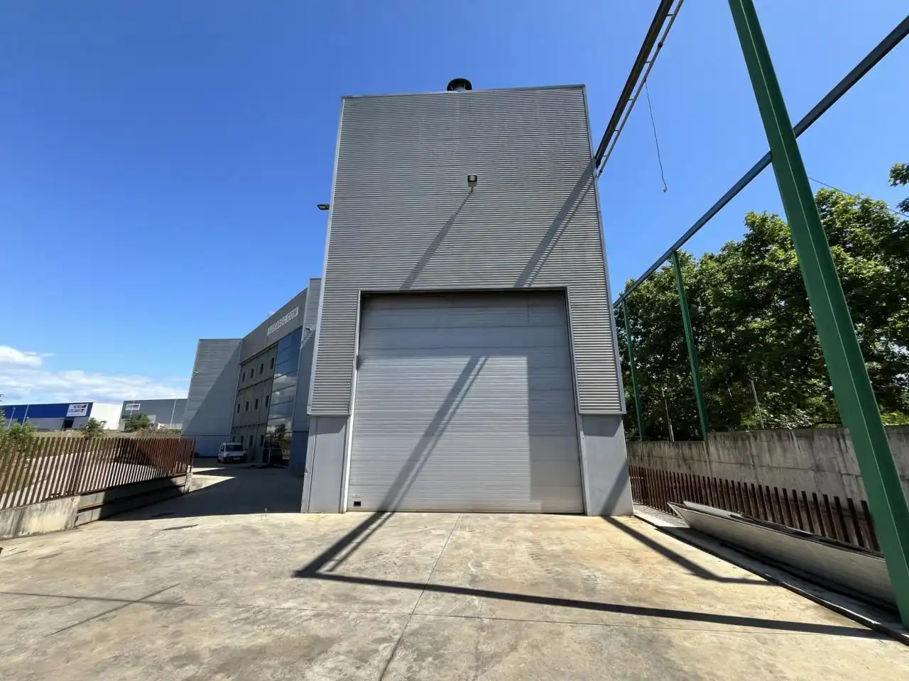 Vista exterior de Nave industrial en venta en Manlleu con Alarma