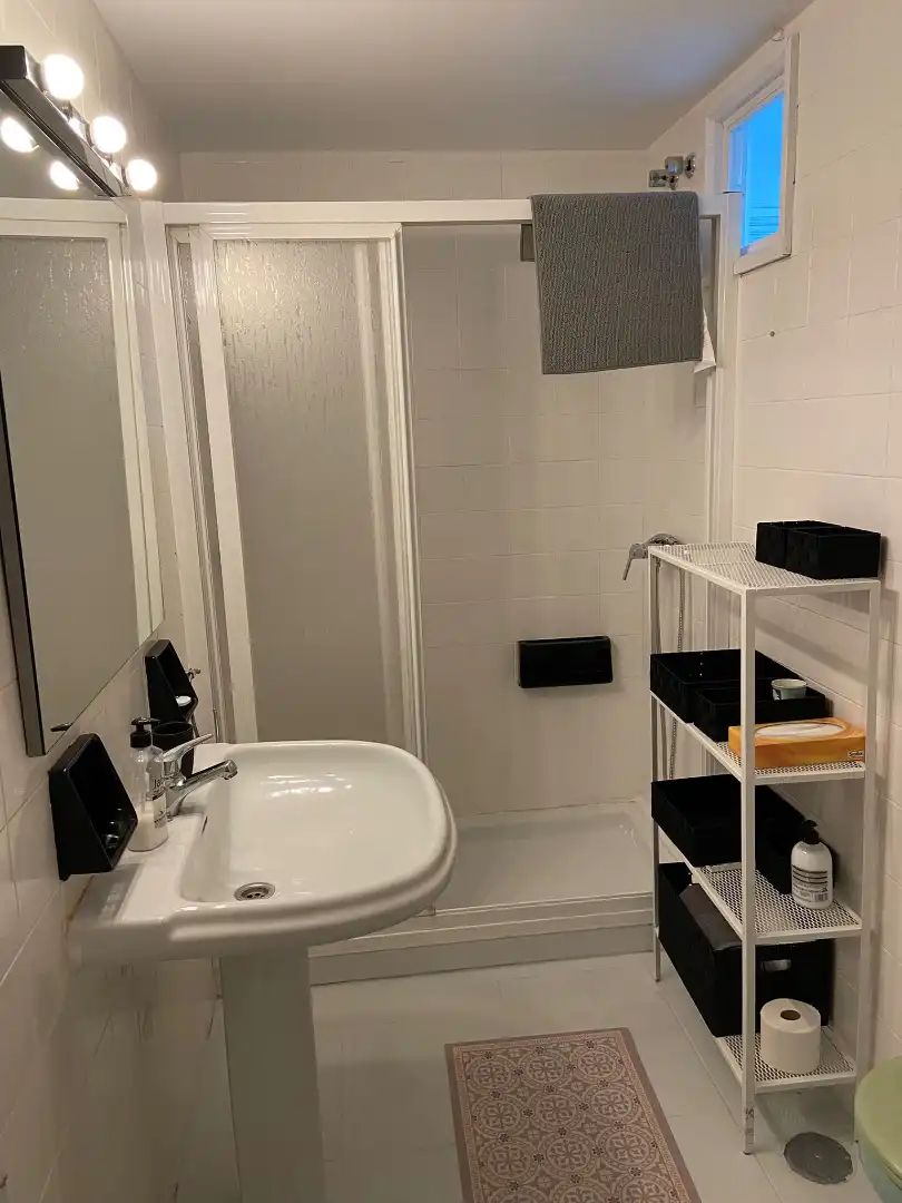 Baño de Piso de alquiler en Alicante / Alacant con Amueblado, Lavadora y Microondas