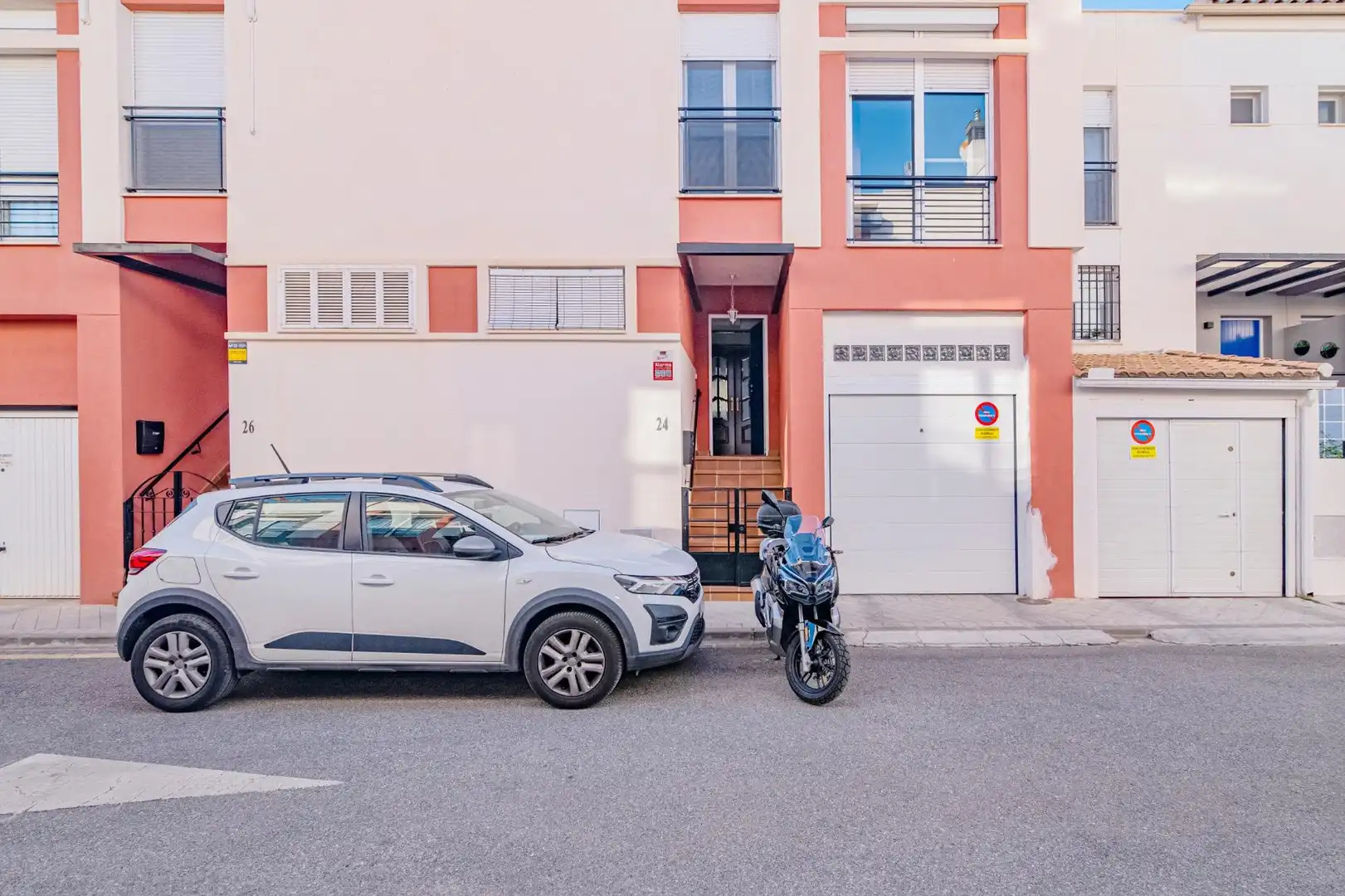 Parking de Casa adosada en venta en Armilla con Aire acondicionado, Calefacción y Jardín privado