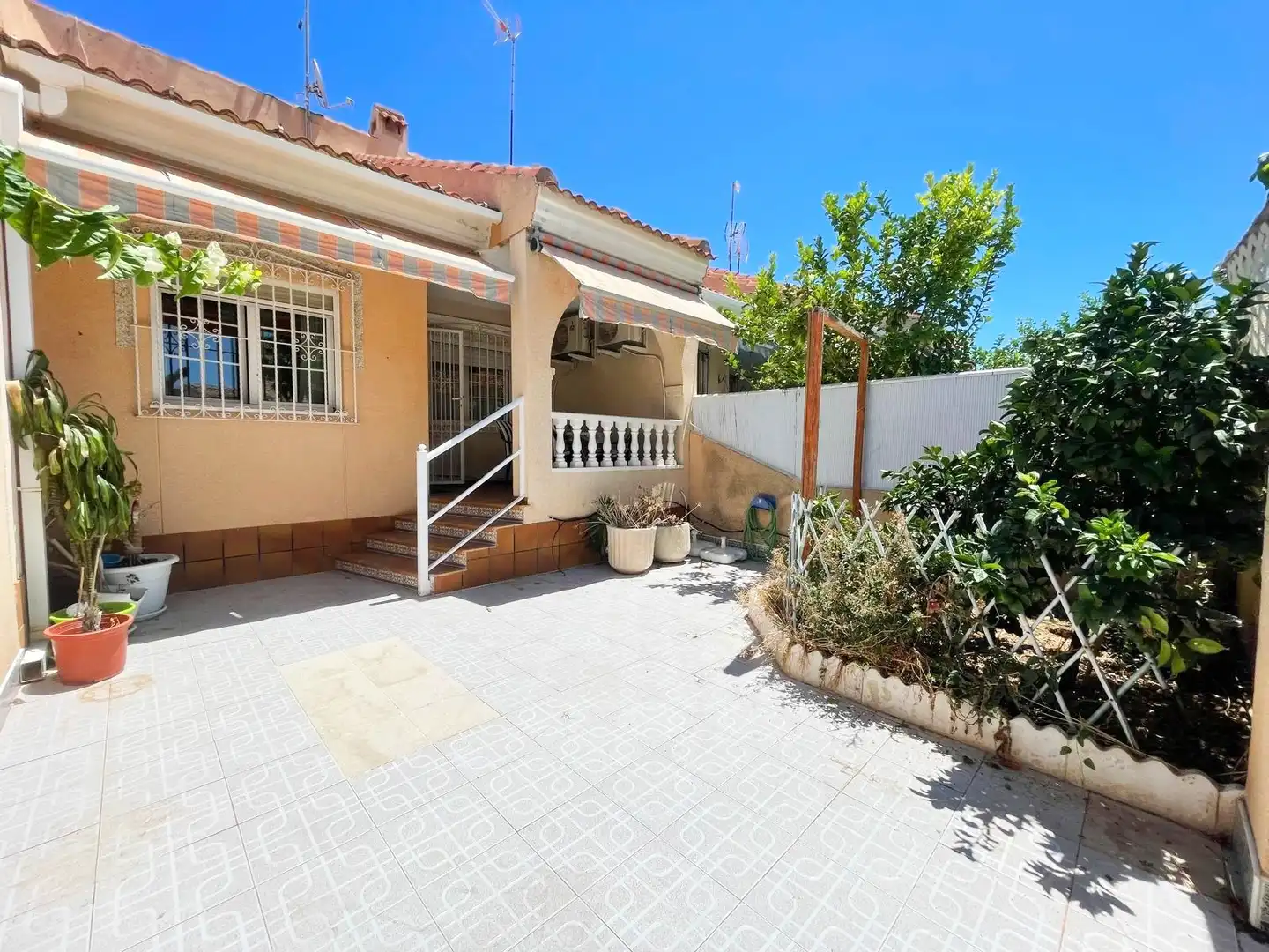 Vista exterior de Casa o xalet en venda en Los Alcázares amb Aire condicionat, Calefacció i Terrassa