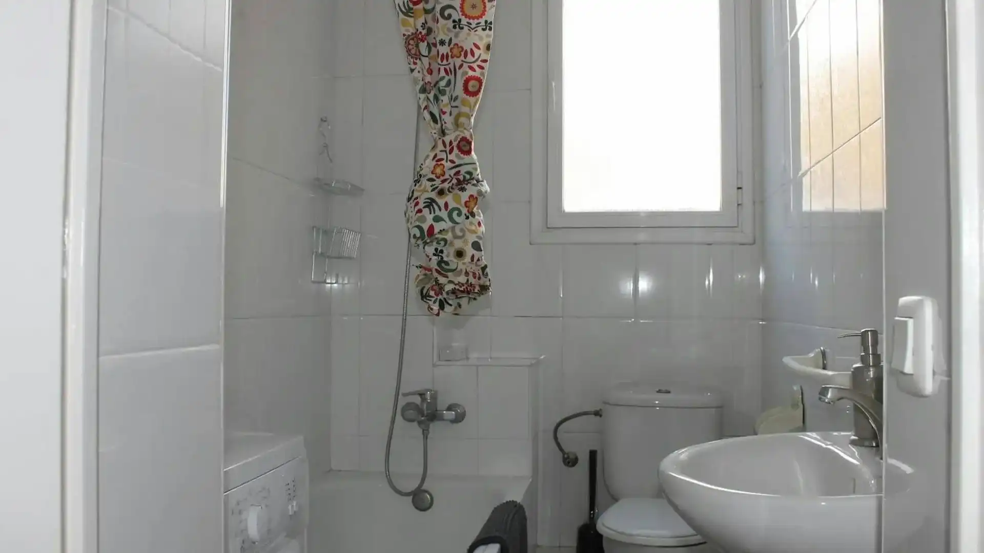 Bathroom of Flat for share in Barcelona  with Furnished and Washing machine