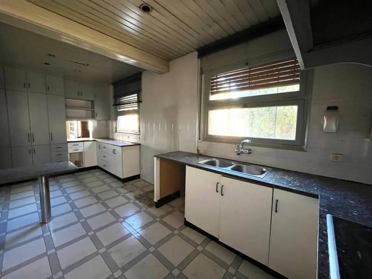Cuina de Casa o xalet en venda en Girona amb Calefacció, Jardí privat i Terrassa