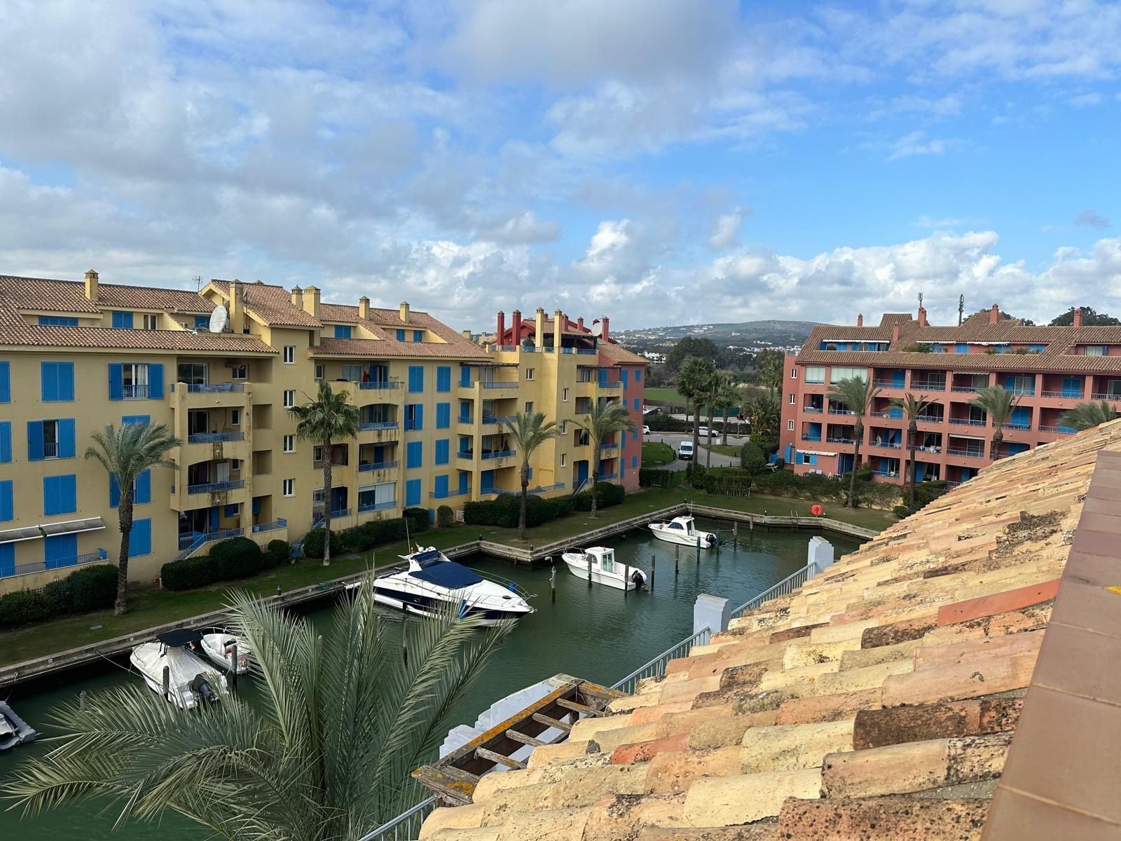 Vista exterior de Dúplex en venda en Sotogrande amb Aire condicionat, Terrassa i Traster