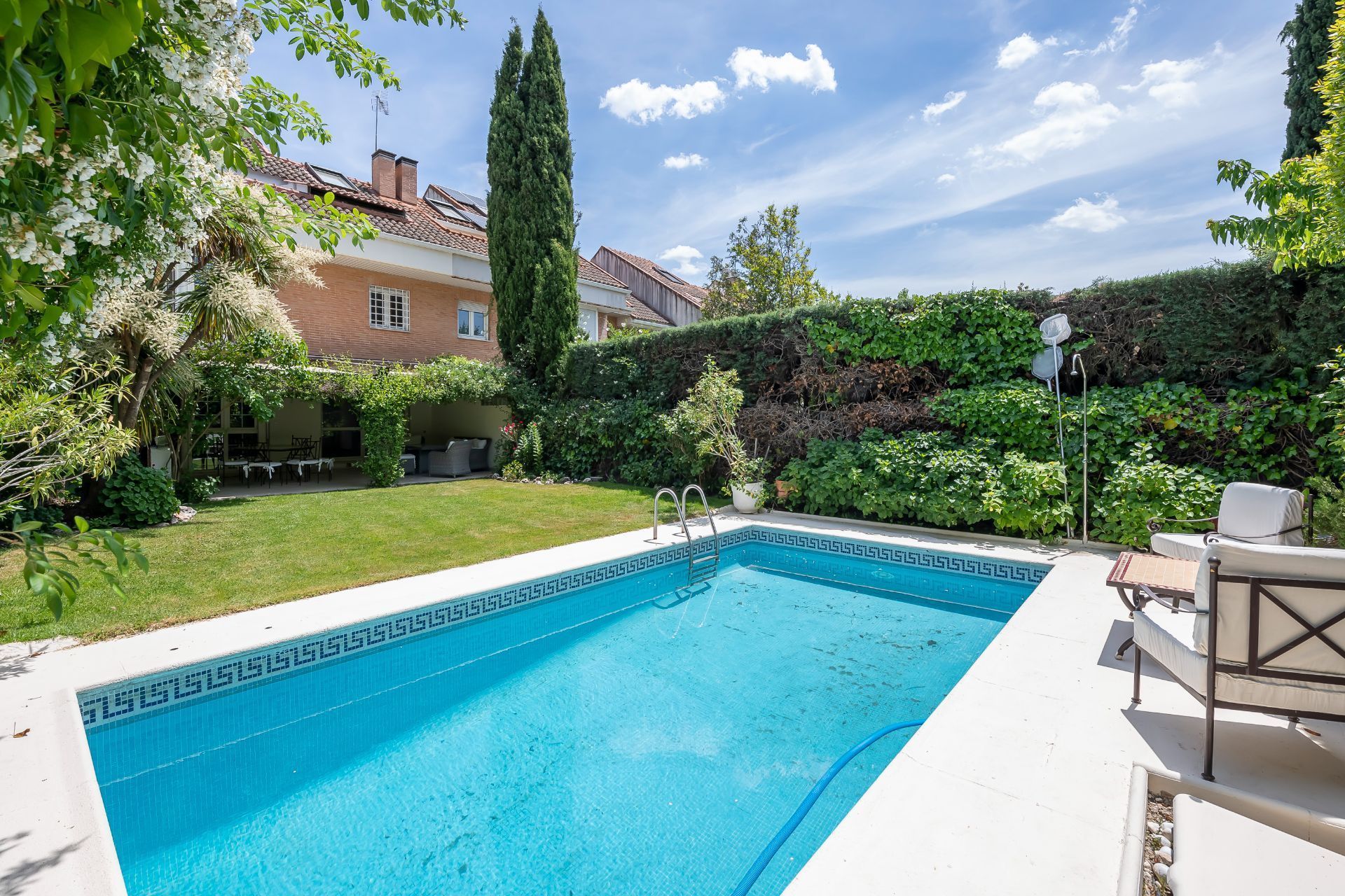 Piscina de Casa adosada en venda en Majadahonda amb Calefacció, Jardí privat i Terrassa