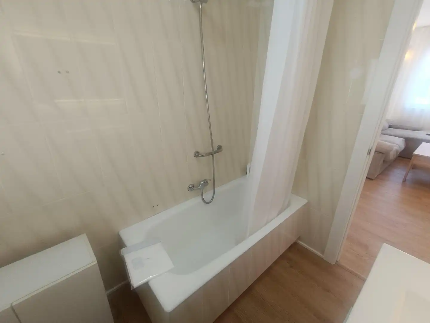 Badezimmer von Wohnung zur Miete in Santander mit Abstellraum, Möbliert und Balkon