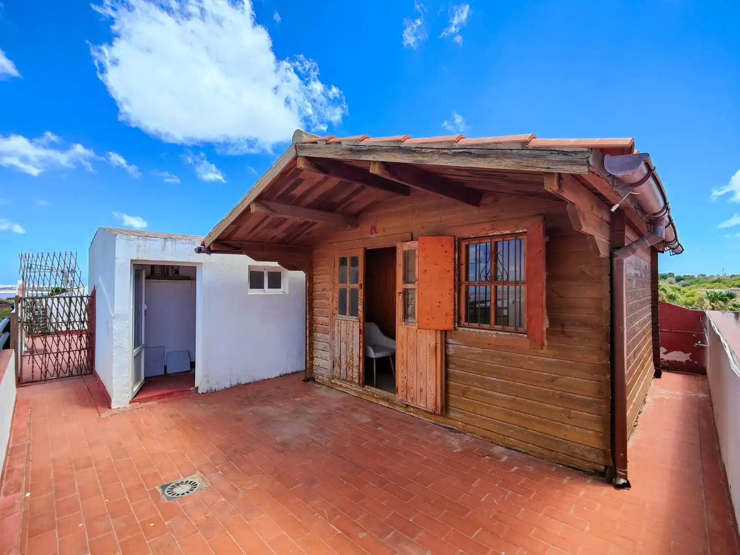 Außenansicht von Einfamilien-Reihenhaus zum Verkauf in Torrevieja mit Klimaanlage, Privatgarten und Terrasse