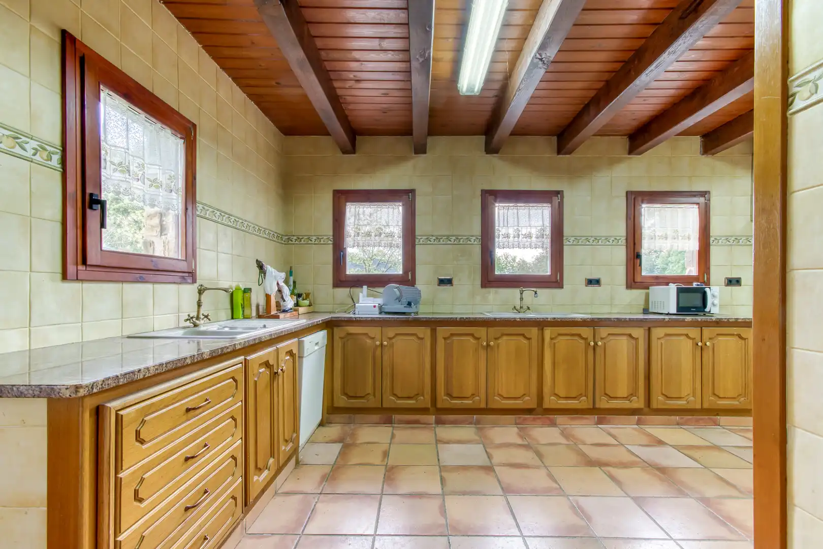 Küche von Country house zum Verkauf in Sant Joan Les Fonts mit Klimaanlage, Heizung und Privatgarten