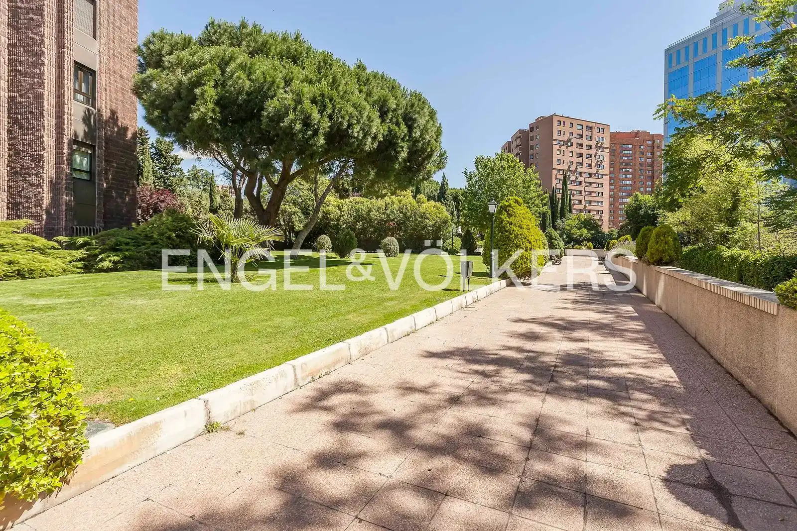 Außenansicht von Wohnung zur Miete in Madrid mit Klimaanlage, Heizung und Privatgarten