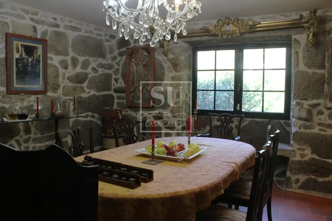 Menjador de Casa o xalet en venda en Gondomar amb Calefacció, Jardí privat i Moblat
