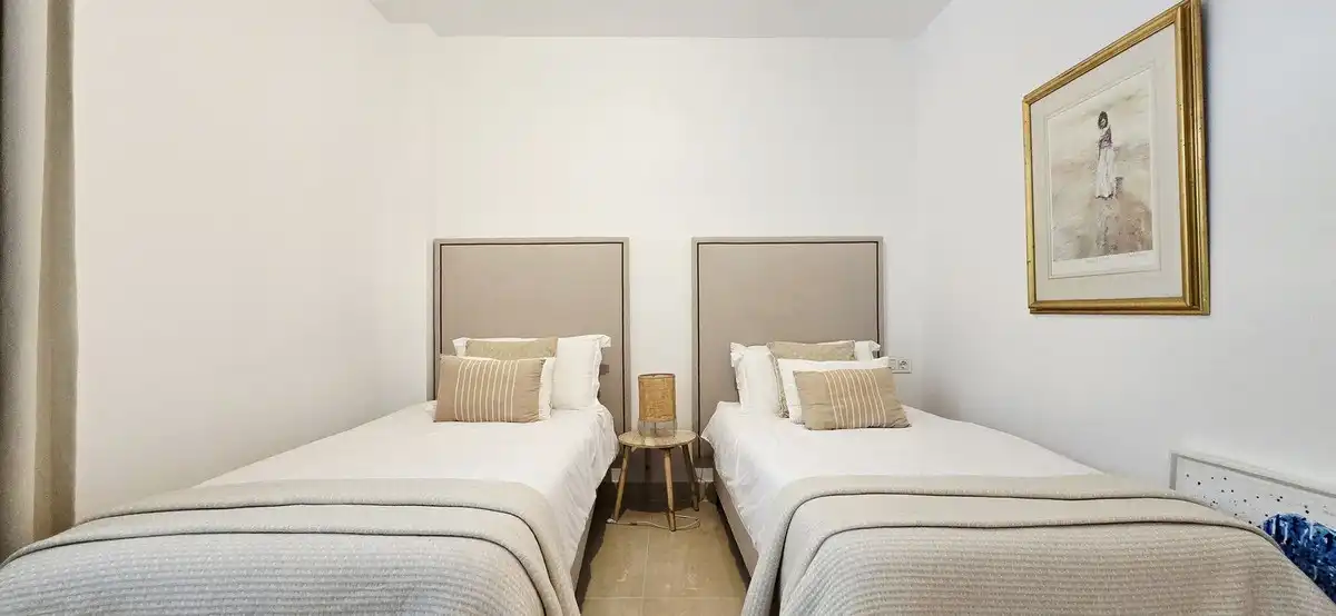Bedroom of Flat for sale in Benahavís  with Air Conditioner, Terrace and Storage room