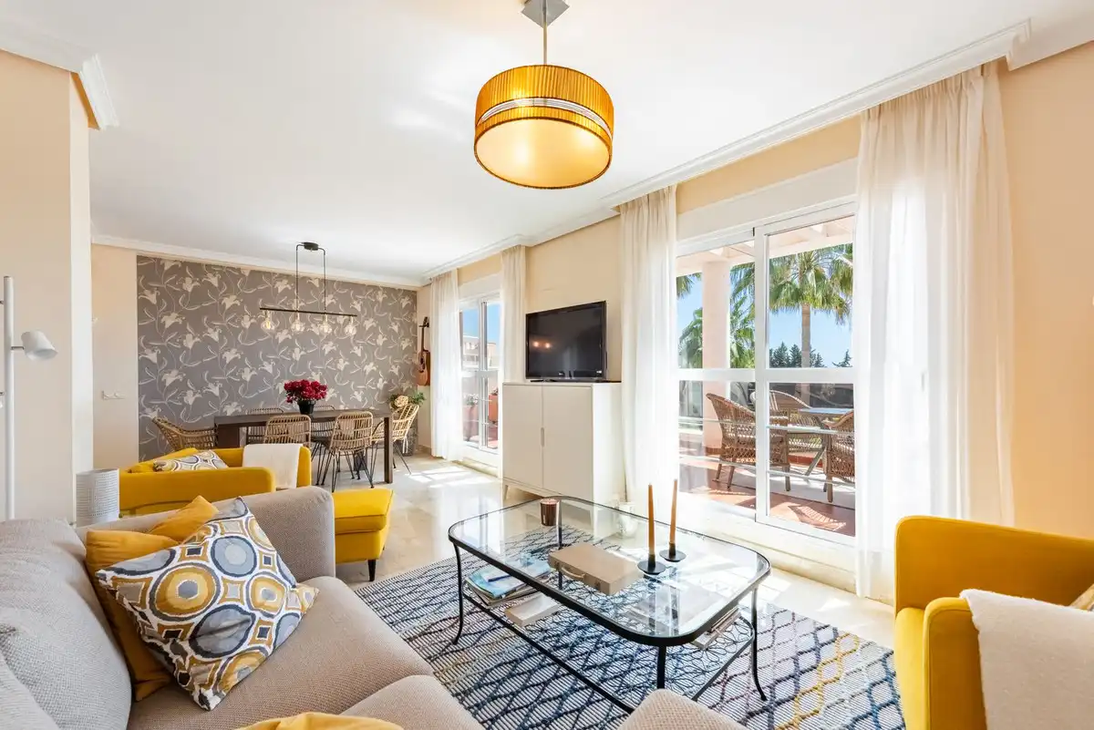 Sala d'estar de Àtic en venda en Estepona amb Aire condicionat, Terrassa i Moblat