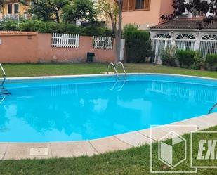 Piscina de Casa adosada en venda en Paterna amb Aire condicionat, Calefacció i Parquet