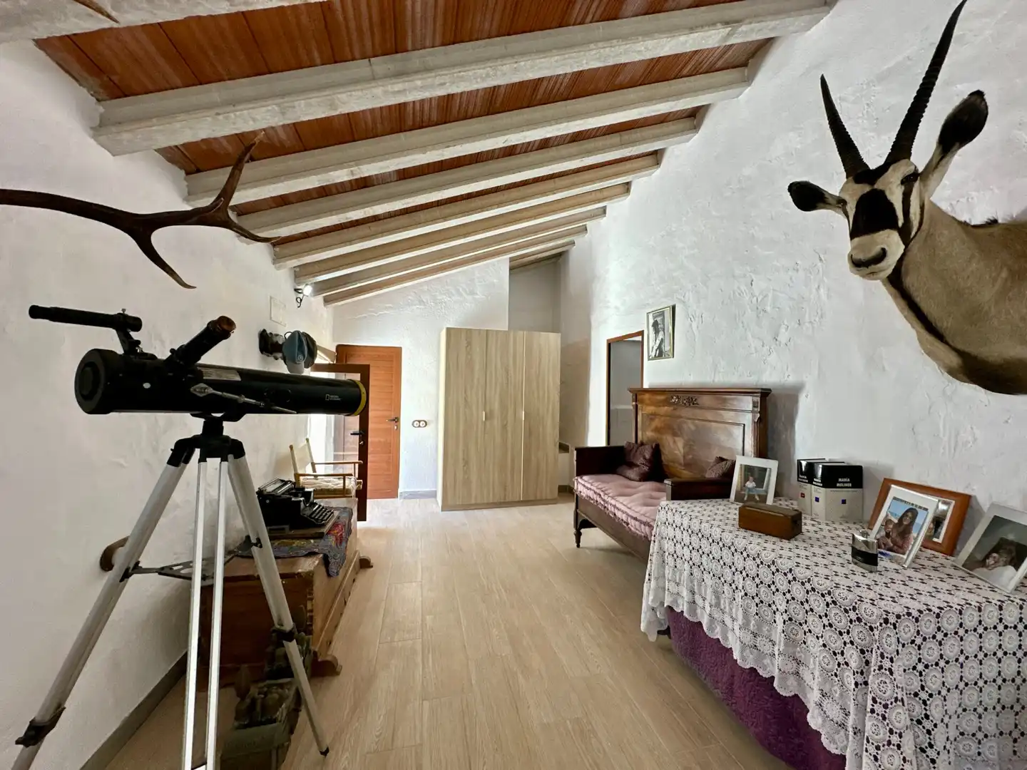 Dormitori de Finca rústica en venda en Sierro amb Aire condicionat, Calefacció i Jardí privat