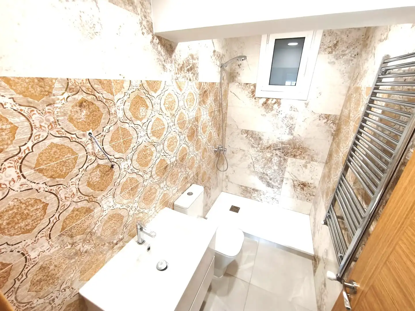 Bathroom of Flat for rent in Vigo   with Parquet flooring, Terrace and Storage room
