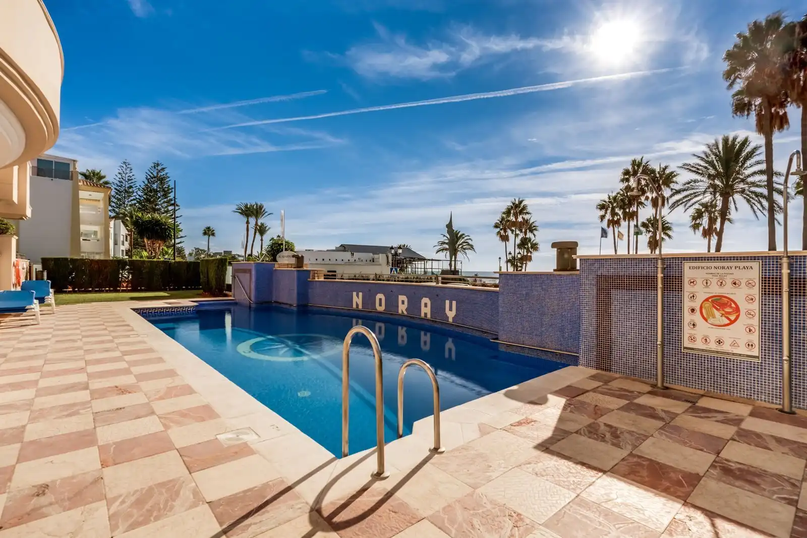 Piscina de Pis en venda en Marbella amb Aire condicionat, Terrassa i Moblat