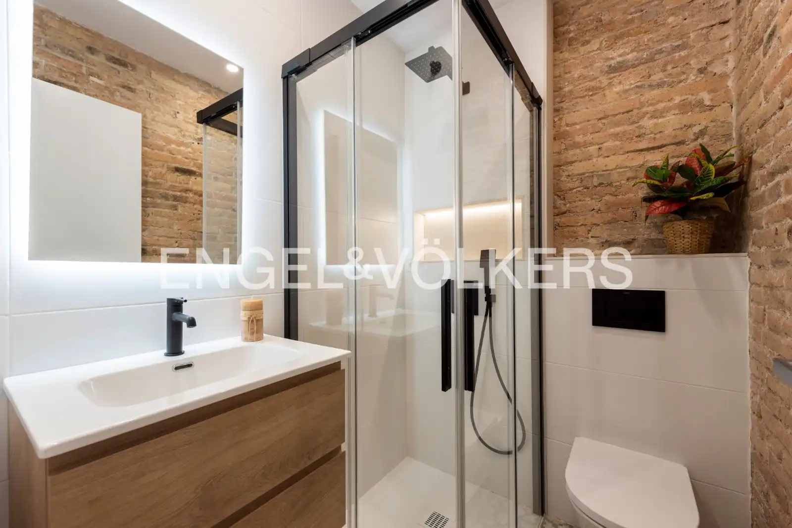 Badezimmer von Wohnungen zum Verkauf in Barcelona mit Klimaanlage, Heizung und Parkett
