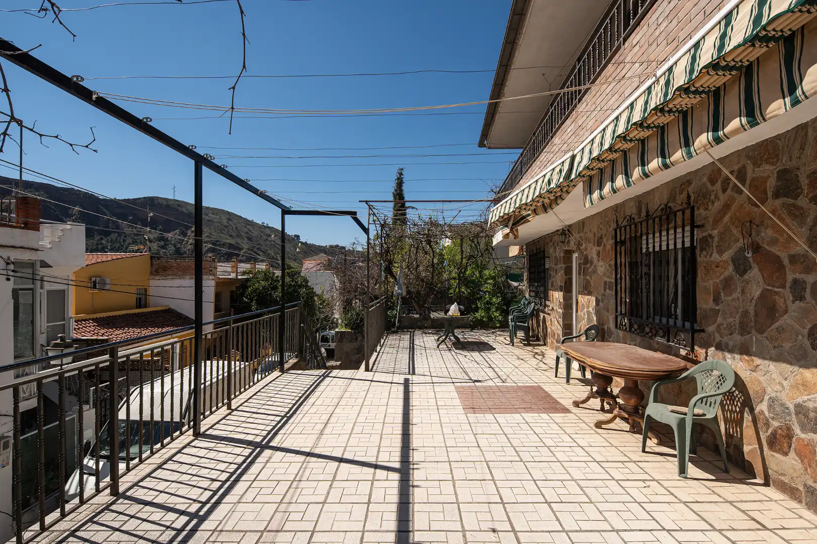 Terrasse von Einfamilien-Reihenhaus zum Verkauf in Granada mit Klimaanlage, Privatgarten und Terrasse