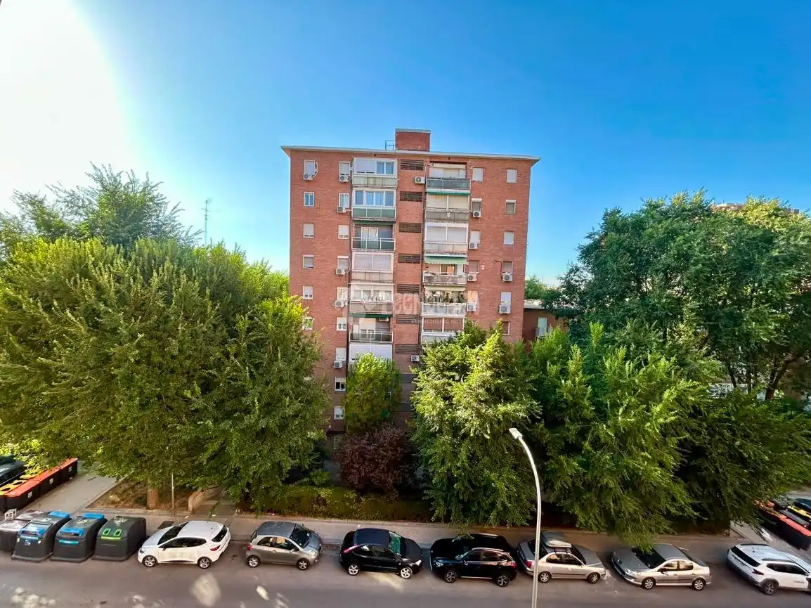 Vista exterior de Piso en venta en Madrid con Calefacción, Terraza y Balcón