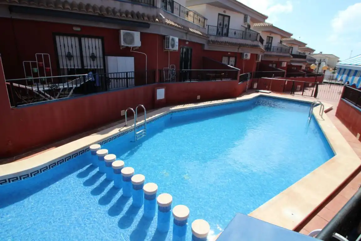 Piscina de Casa adosada en venta en Torrevieja con Calefacción, Jardín privado y Terraza