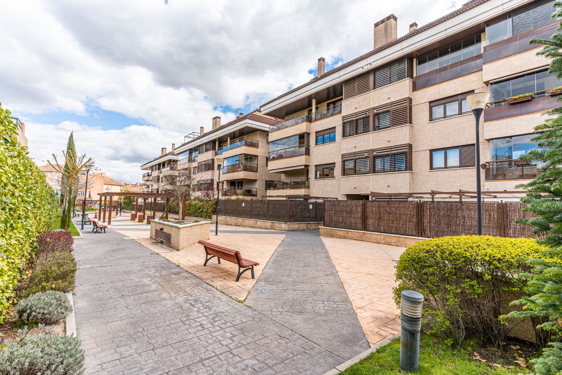 Vista exterior de Àtic en venda en Boadilla del Monte amb Aire condicionat, Calefacció i Terrassa
