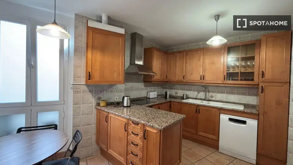 Cuina de Apartament per a compartir en Madrid amb Aire condicionat, Calefacció i Terrassa