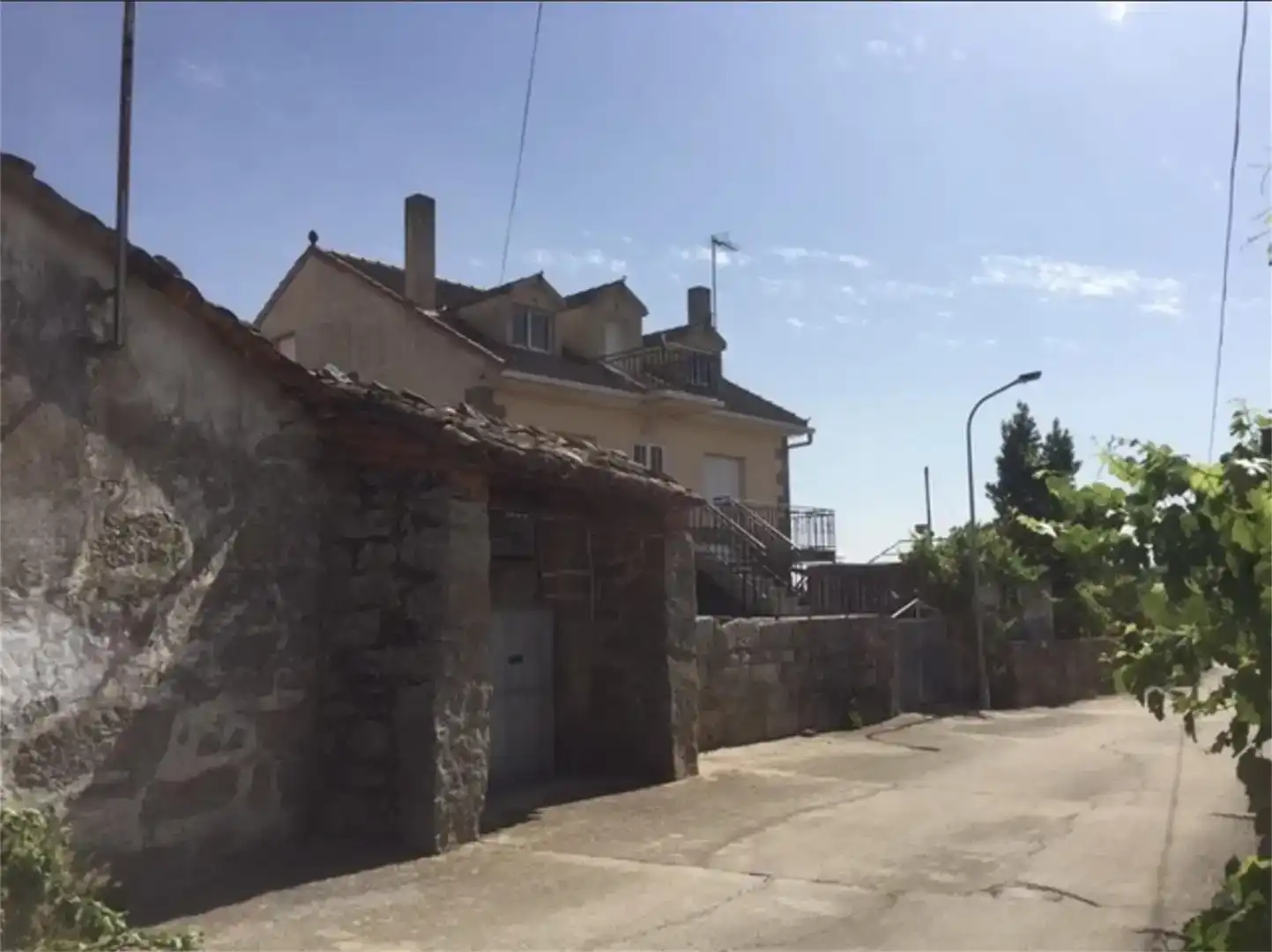 Vista exterior de Casa o xalet en venda en Moral de Sayago amb Jardí privat, Traster i Moblat