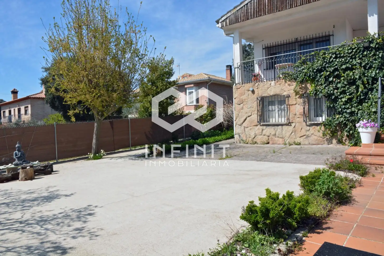 Vista exterior de Casa o chalet en venta en Valdeaveruelo con Calefacción, Jardín privado y Terraza