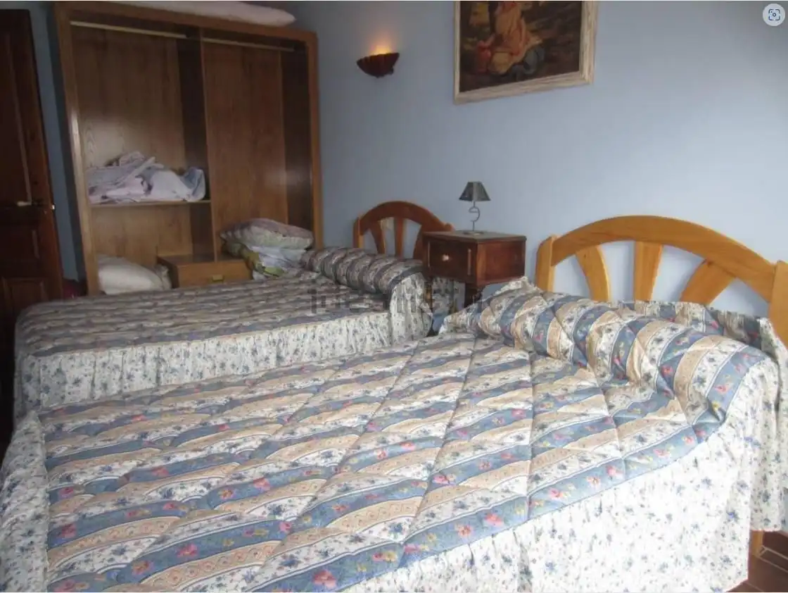 Dormitori de Casa o xalet en venda en El Cabaco  amb Calefacció, Terrassa i Moblat