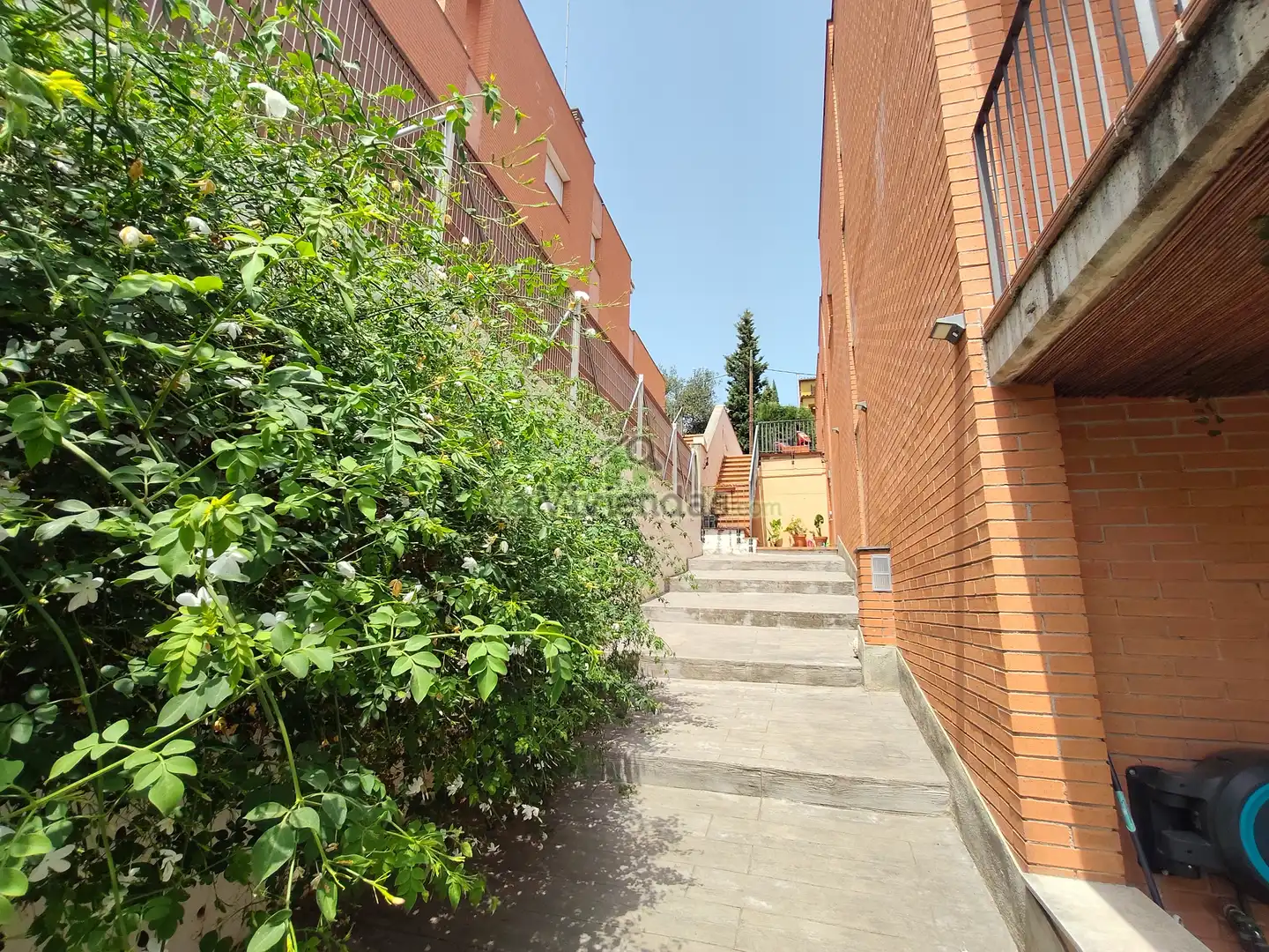 Vista exterior de Casa adosada en venda en Castellar del Vallès amb Calefacció, Jardí privat i Terrassa