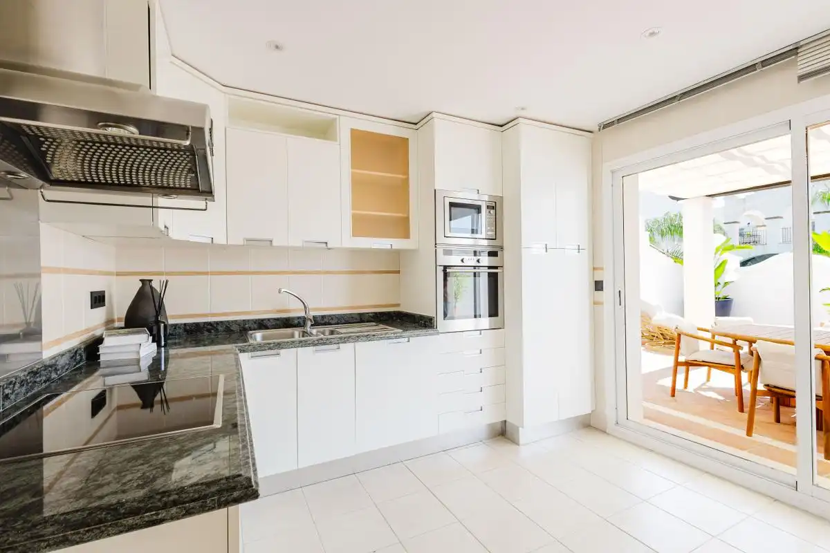 Cocina de Dúplex en venta en Marbella con Aire acondicionado, Calefacción y Jardín privado