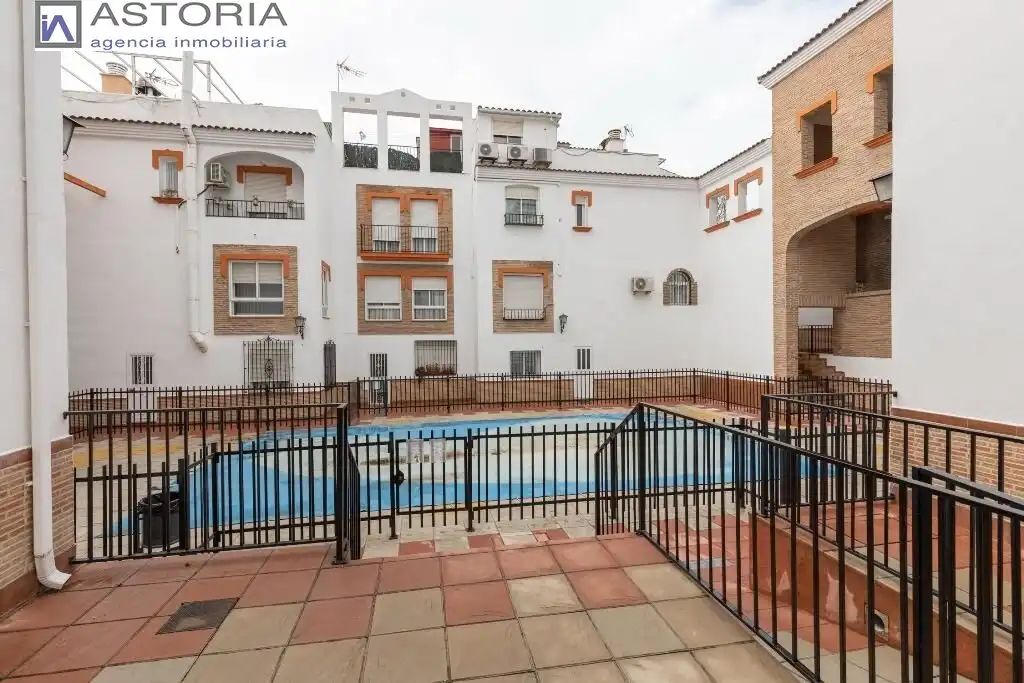Vista exterior de Casa adosada en venda en Granada amb Terrassa i Piscina comunitària