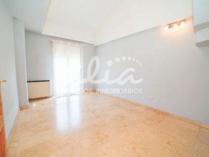 Living room of Duplex for sale in Pinto  with Air Conditioner, Heating and Oven