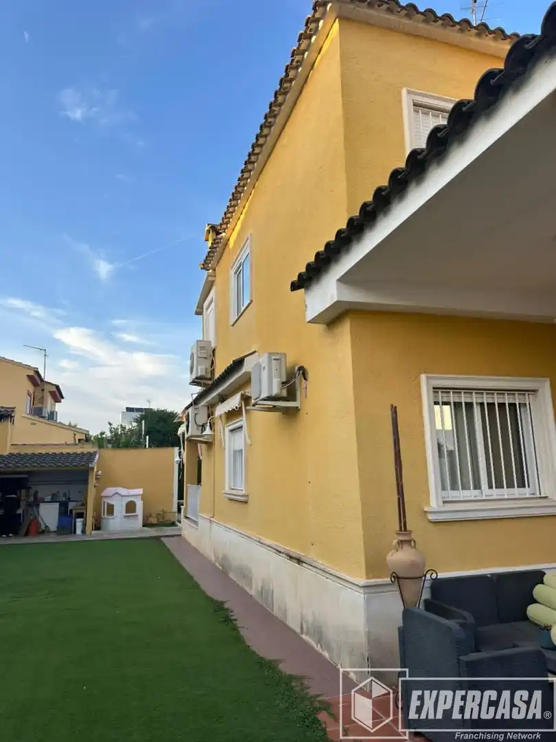 Exterior view of Houses for rent in La Pobla de Vallbona  with Air Conditioner, Heating and Terrace