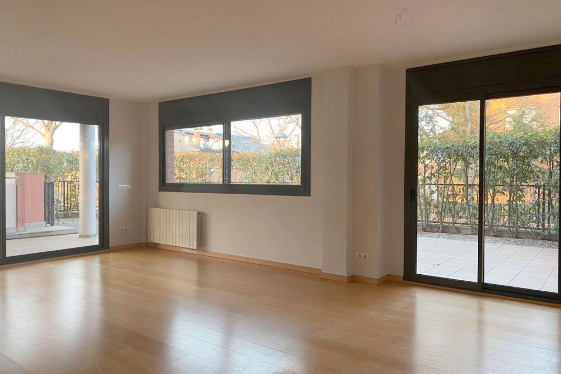 Sala d'estar de Planta baixa en venda en Sant Cugat del Vallès amb Aire condicionat, Calefacció i Jardí privat