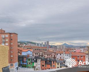 Vista exterior de Pis en venda en Bilbao  amb Calefacció