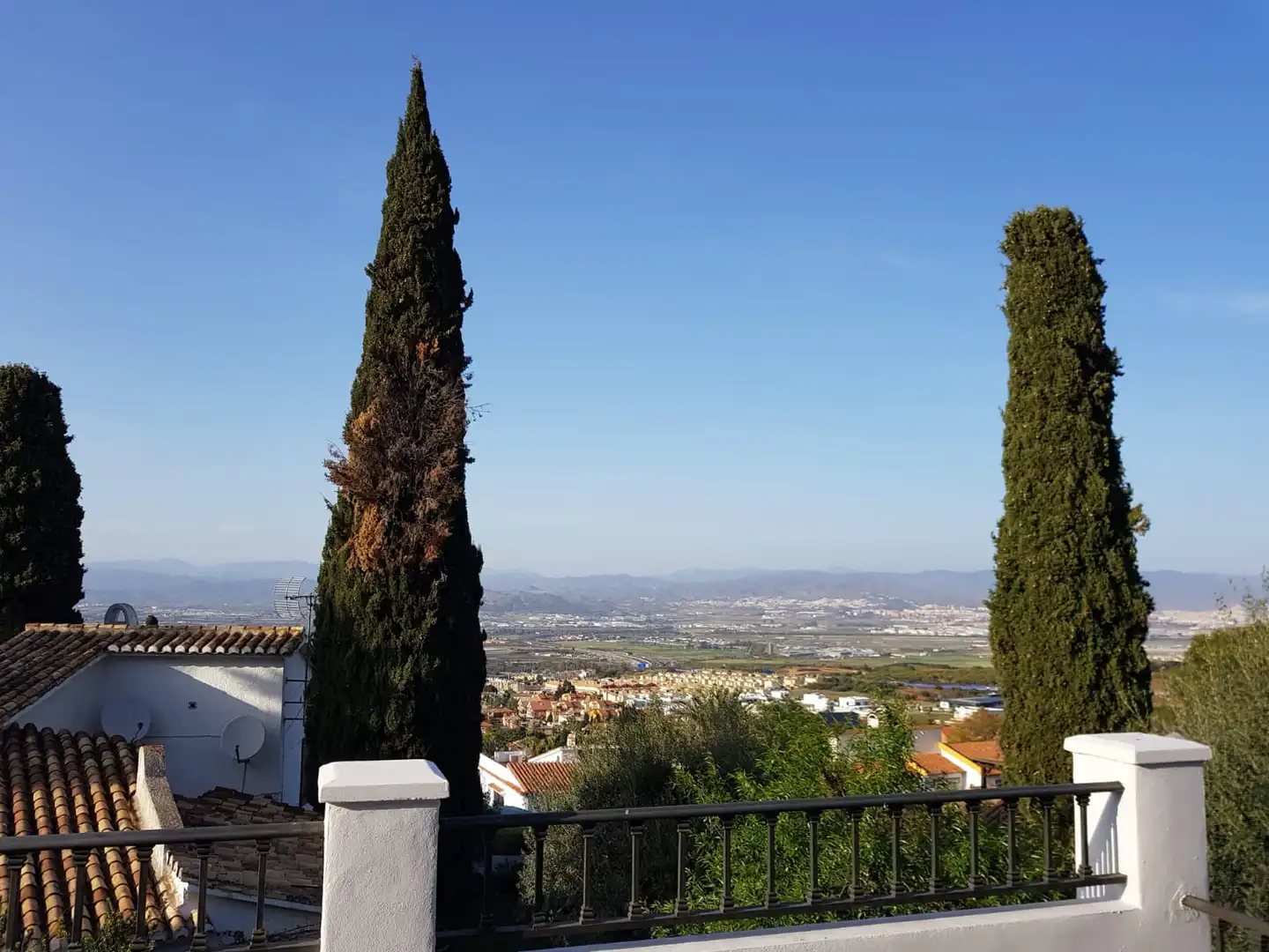 Vista exterior de Casa o xalet en venda en Alhaurín de la Torre amb Aire condicionat, Jardí privat i Terrassa