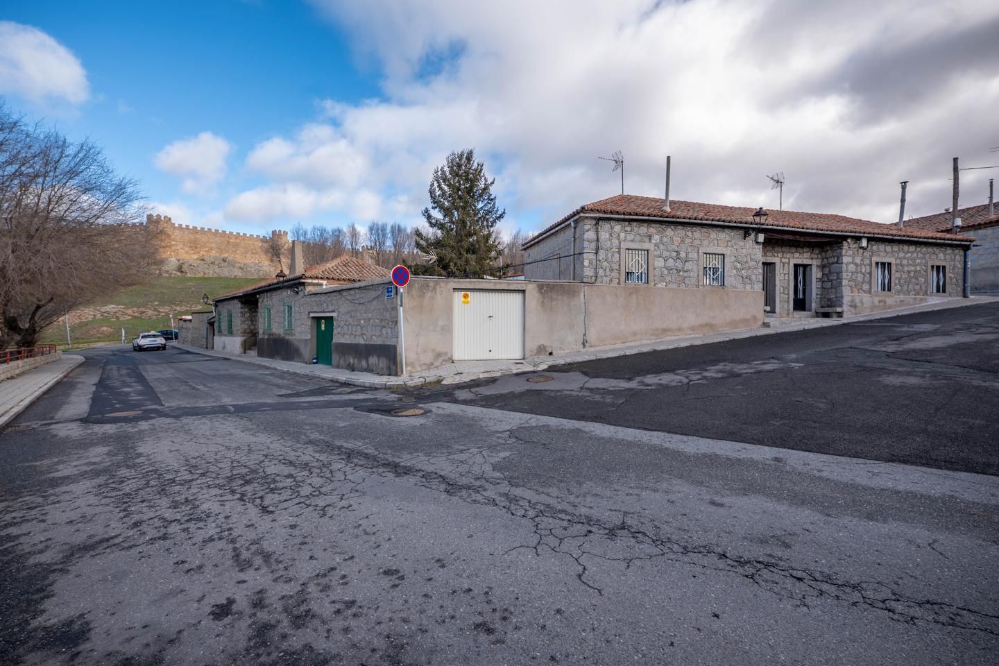 Vista exterior de Casa o xalet en venda en Ávila Capital amb Jardí privat i Traster