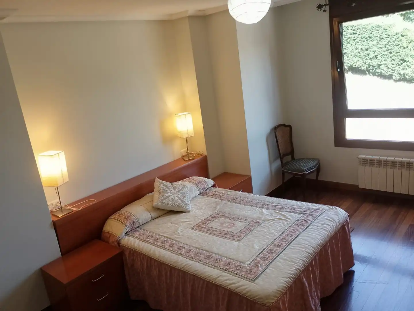 Dormitori de Pis de lloguer en Oviedo  amb Calefacció, Jardí privat i Parquet