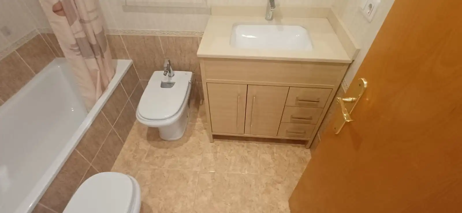 Badezimmer von Wohnung zur Miete in Lleida mit Klimaanlage, Heizung und Terrasse