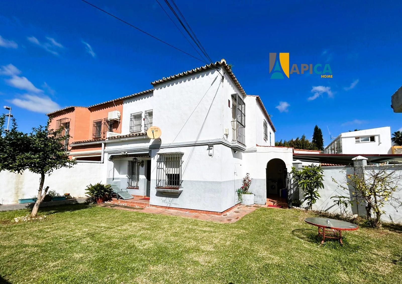 Vista exterior de Casa adosada en venda en Los Barrios amb Traster