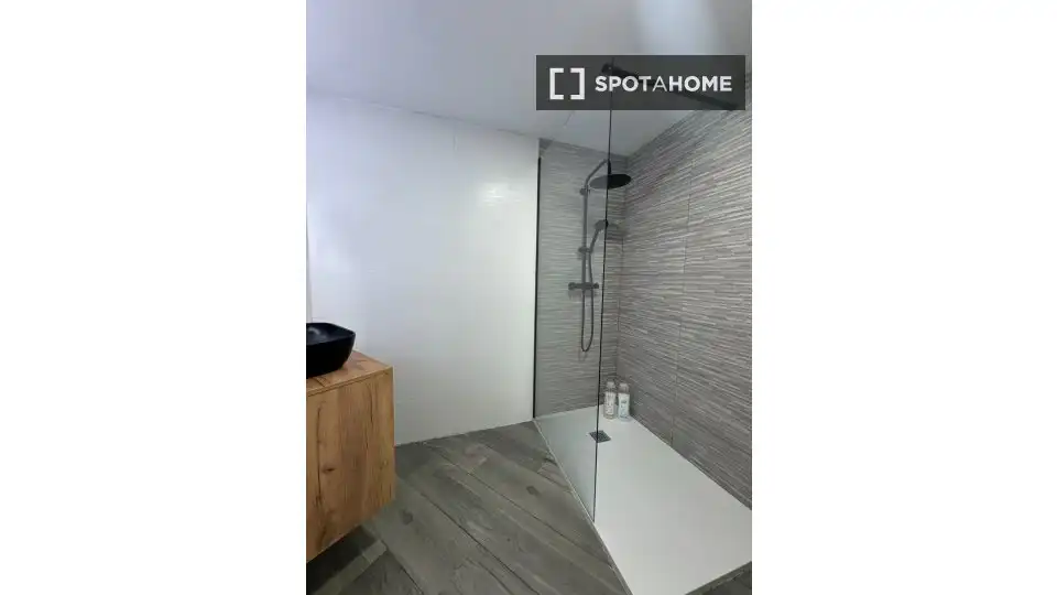 Baño de Piso de alquiler en Alicante / Alacant con Aire acondicionado, Calefacción y Amueblado