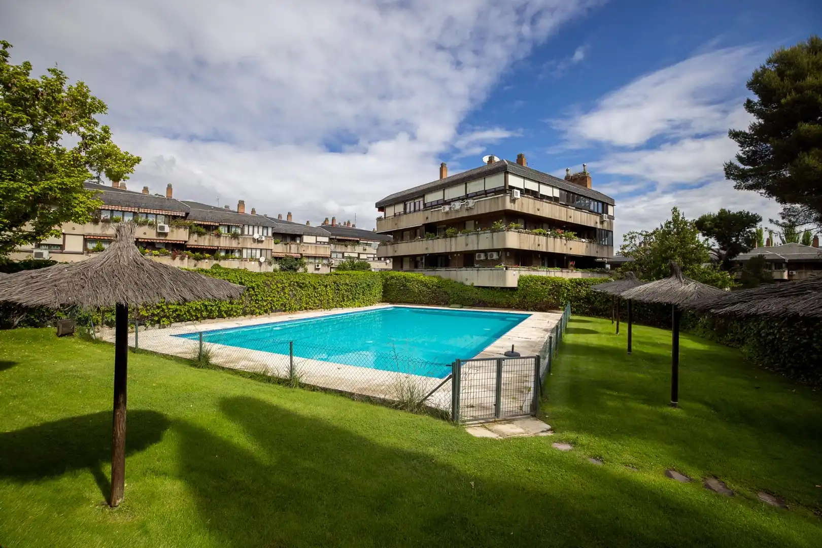 Piscina de Piso en venta en Madrid con Aire acondicionado, Calefacción y Jardín privado