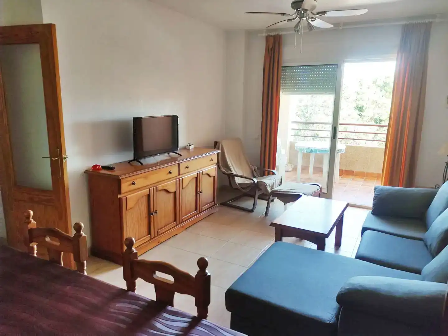Wohnzimmer von Wohnung zur Miete in Roquetas de Mar mit Klimaanlage, Privatgarten und Schwimmbad