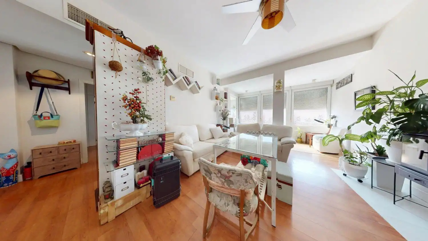 Living room of Flat for sale in Sevilla  with Air Conditioner and Parquet flooring