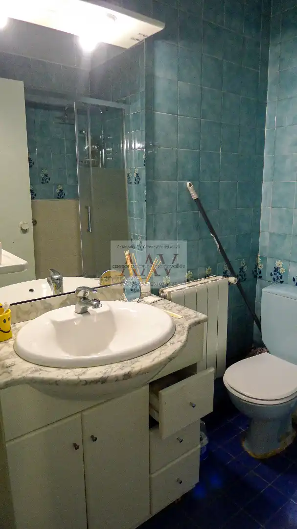 Badezimmer von Wohnung zum Verkauf in Cerdanyola del Vallès mit Klimaanlage, Heizung und Balkon