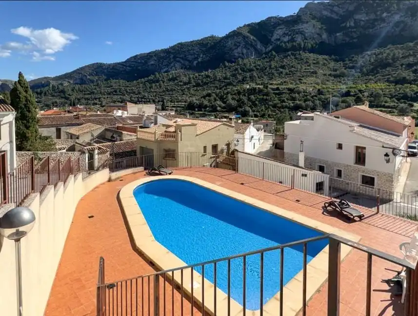 Außenansicht von Einfamilien-Reihenhaus zum Verkauf in Alcalalí mit Klimaanlage, Privatgarten und Terrasse