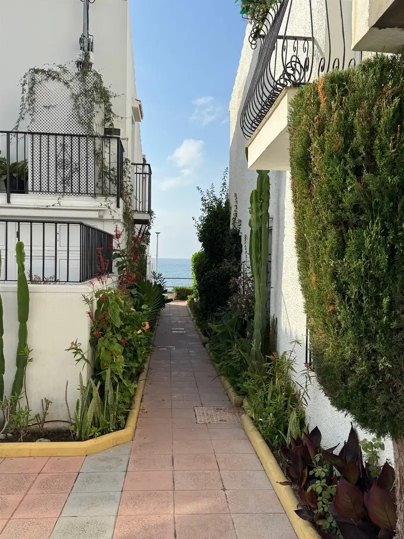 Vista exterior de Casa adosada en venda en Estepona