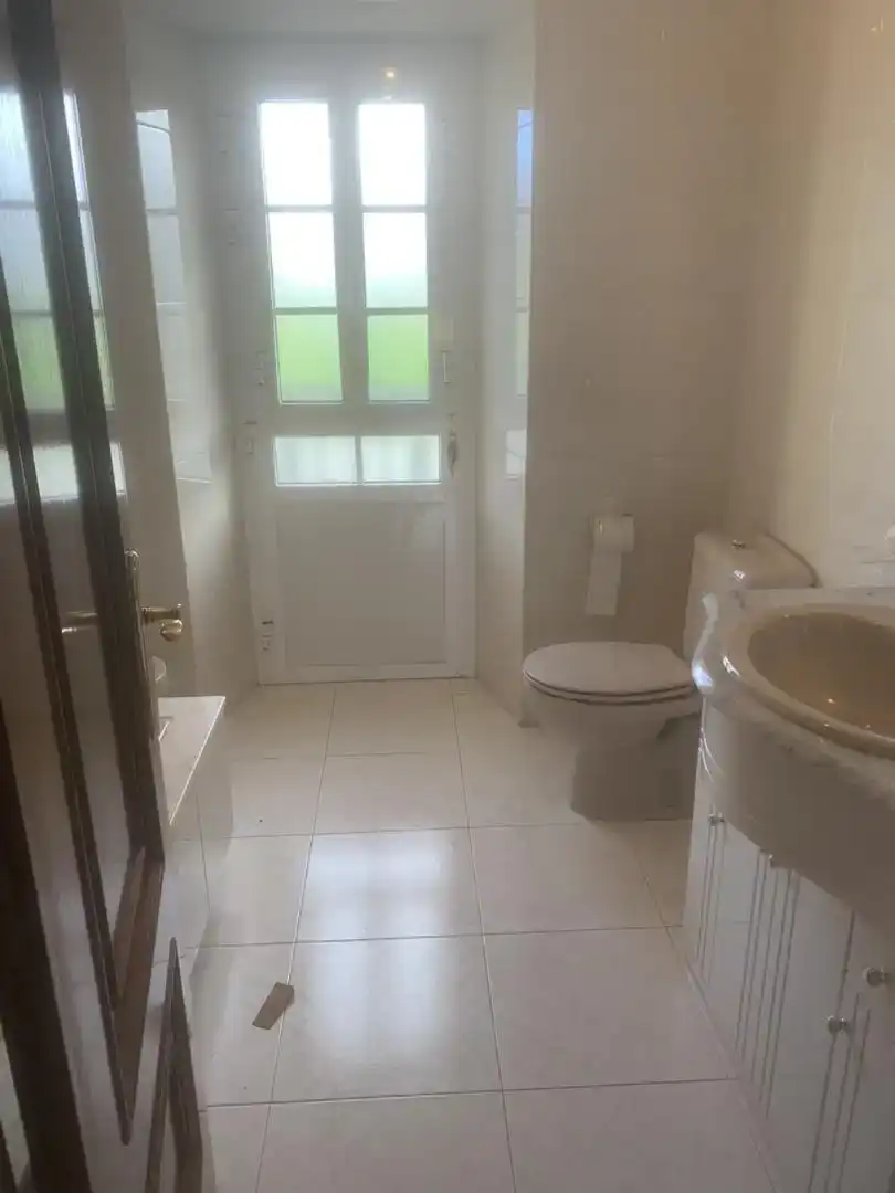 Baño de Piso en venta en Aranga con Jardín privado, Trastero y Amueblado