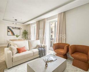 Sala d'estar de Apartament en venda en  Madrid Capital amb Aire condicionat i Balcó