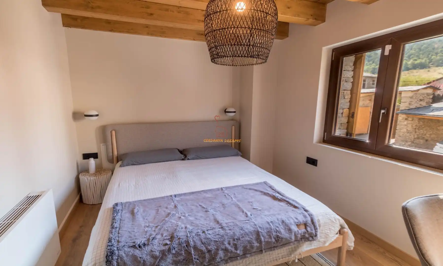 Dormitori de Casa adosada en venda en Fontanals de Cerdanya amb Aire condicionat, Calefacció i Jardí privat
